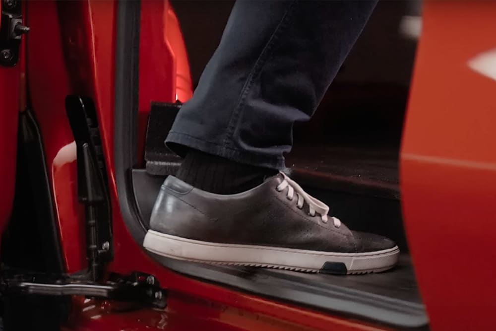 ford e_transit_custom eu Column_Card_V710_Walkaround 3x2 1000x667 door threshold detail \(1\)